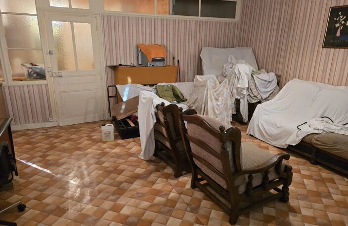GRANDE MAISON DIVISIBLE A RENOVER AVEC PETITE COUR — photo 5