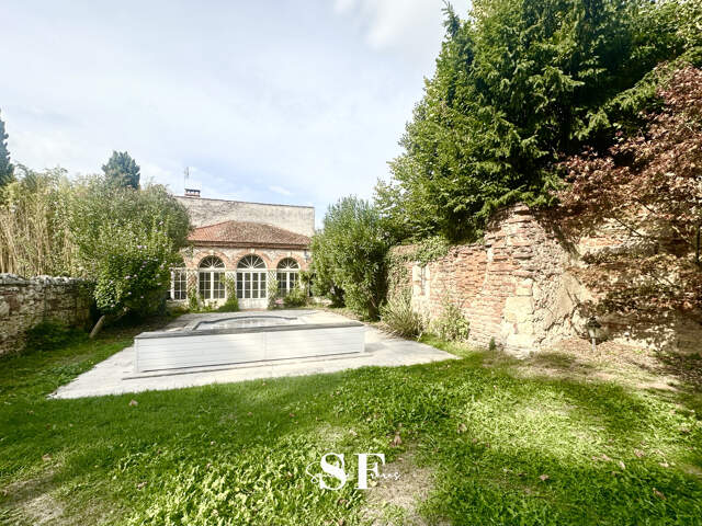 AGEN - QUARTIER CATHEDRALE - MAISON BOURGEOISE AVEC GARAGE - PISCINE - ORANGERIE - JARDIN ARBORE — photo du bien