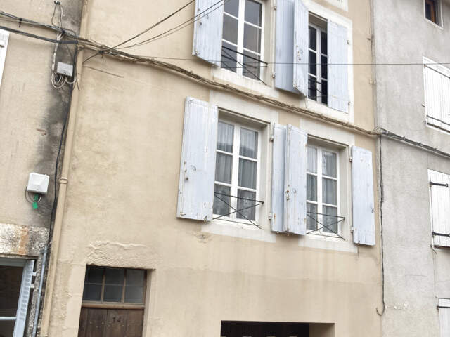 MAISON CENTRE VILLE, À RAFRAICHIR AVEC GARAGE, COUR ET JARDI — photo du bien
