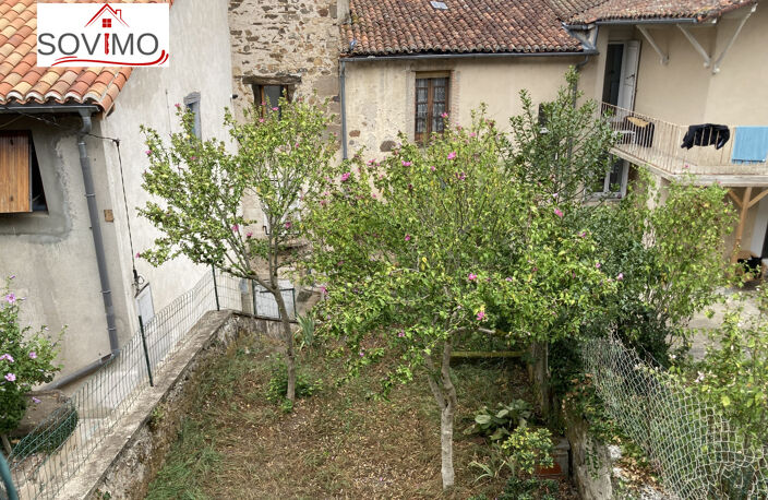 MAISON CENTRE VILLE, À RAFRAICHIR AVEC GARAGE, COUR ET JARDI — photo 2