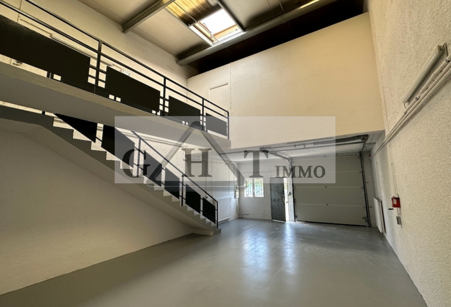 ENTREPOT de 130 m² à louer à Savigny le Temple — photo 1