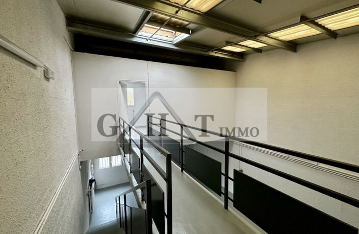 ENTREPOT de 130 m² à louer à Savigny le Temple — photo 2