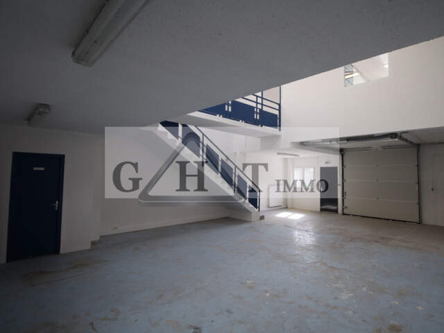 Entrepôt de 151 m² à louer à Moissy Cramayel — photo du bien