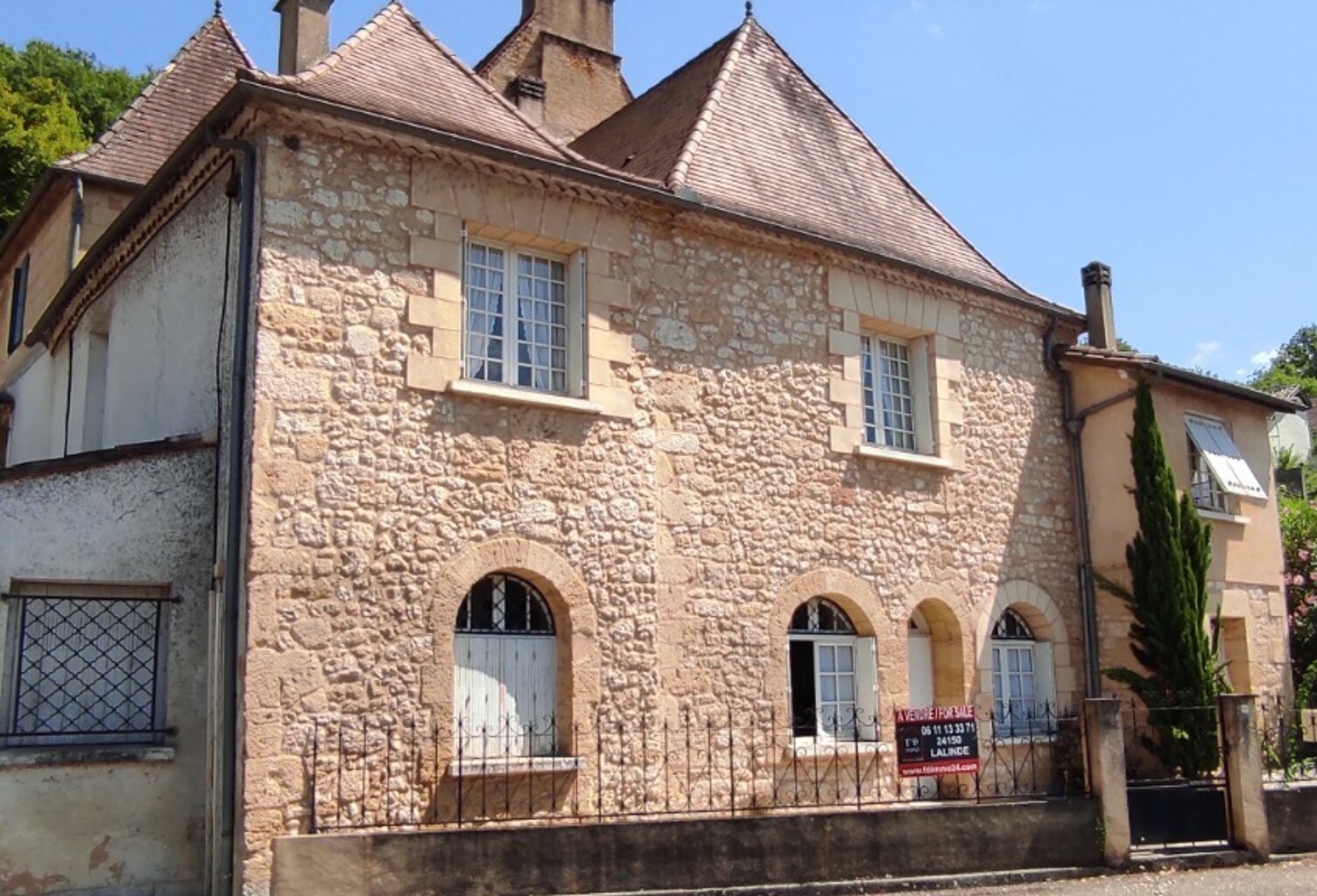 ---- SOUS OFFRE D'ACHAT AVEC L'AGENCE IMMOBLIERE FD IMMO LALINDE, PRO DEPUIS 1992---      TRÈS BELLE MAISON DE BOURG EN PIERRES 162 M² HAB SUR 2 NIVEAUX POSSIBILITÉ 2 T3  + CAVE + JARDIN CLOS DANS UN BOURG AVEC COMMERCES — photo 1