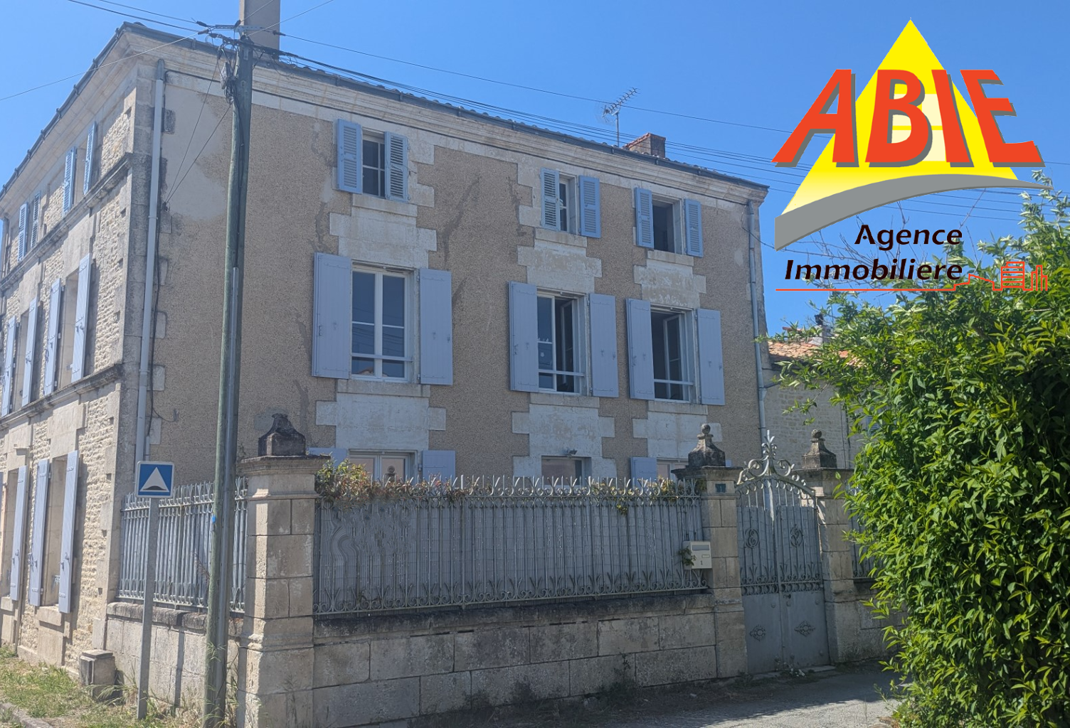Saint-Hilaire-La-Palud, maison à vendre en pierre de 130m2 — photo 1