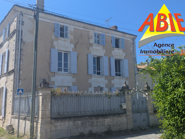 Saint-Hilaire-La-Palud, maison à vendre en pierre de 130m2 — photo du bien