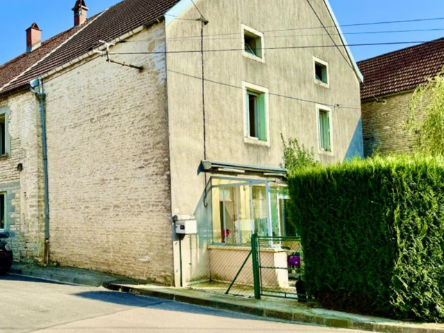 Courban (21520 Côte-d'Or), maison de village avec cour, gara — photo du bien