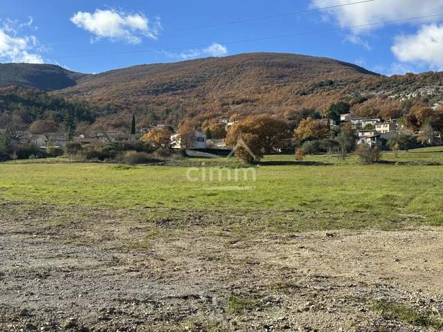 Terrain constructible viabilisé 676 m2 — photo du bien