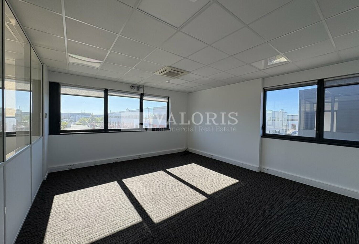 BUREAUX à LOUER — photo 1