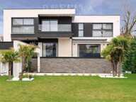 Villa d'architecte de 380 m² - 5 chambres - Piscine - Jardin — photo 3