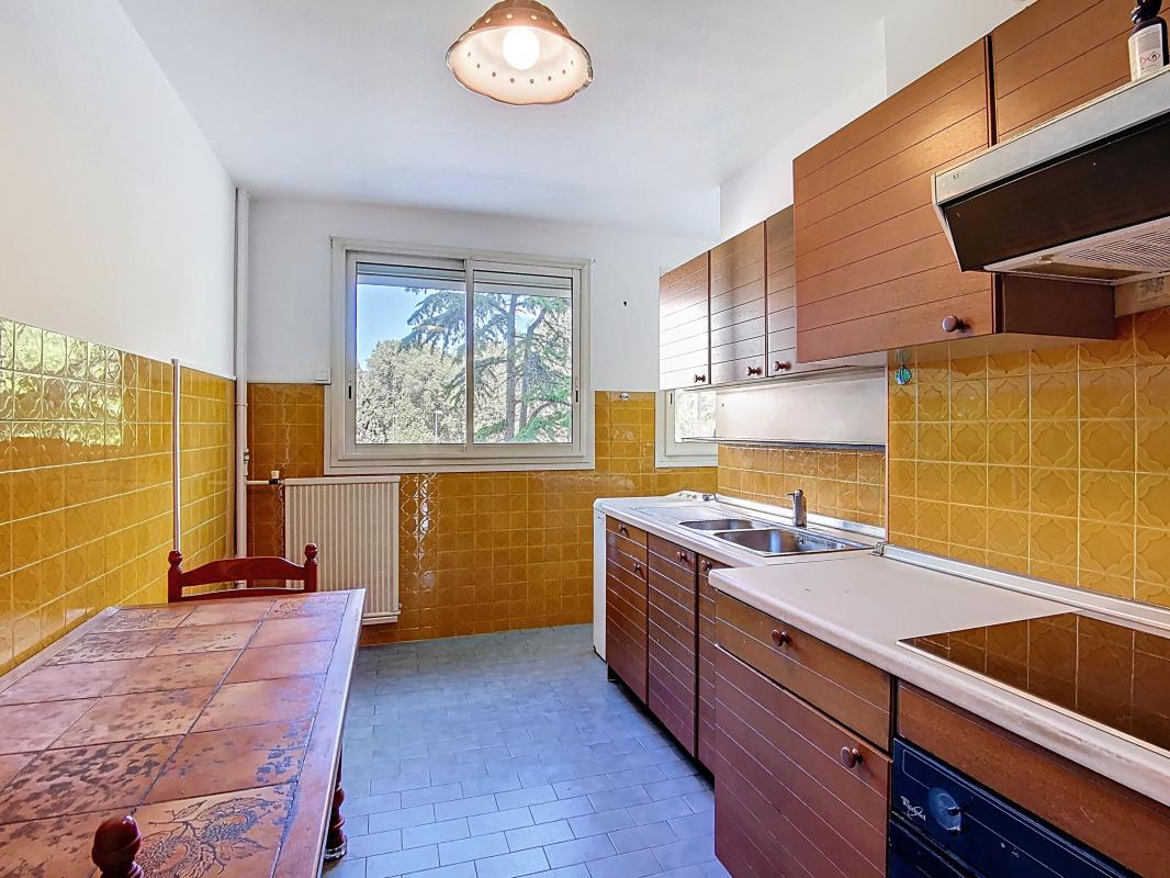 Appartement T3 à vendre, résidence sécurisée avec terrasse, parking, cave, ascenseur, Toulon Ouest secteur Les Routes