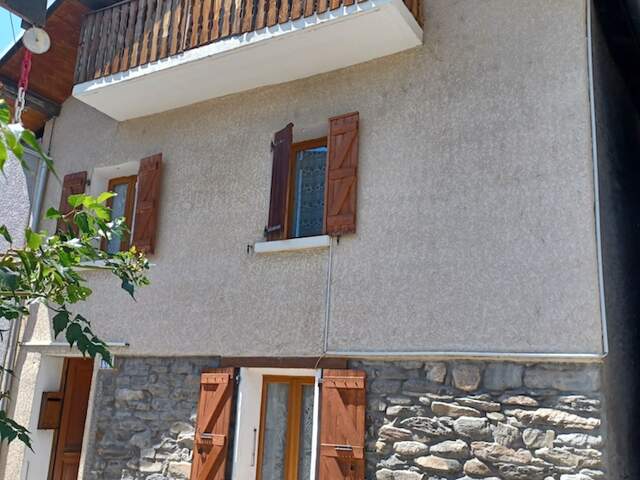 NOUVEAU PRIX ! SAINT JULIEN MONTDENIS Dans charmant village à proximité de Saint Jean de Maurienne et des Stations Maison de village rénovée 107 m2 + Terrasse + Balcon + très agréable jardin privé clos 150 m2 — photo du bien