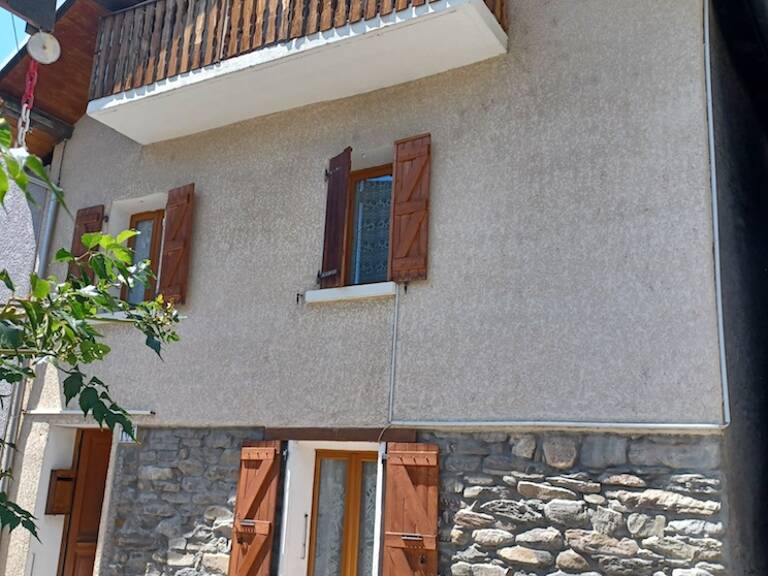 NOUVEAU PRIX ! SAINT JULIEN MONTDENIS Dans charmant village à proximité de Saint Jean de Maurienne et des Stations Maison de village rénovée 107 m2 + Terrasse + Balcon + très agréable jardin privé clos 150 m2  — photo 1