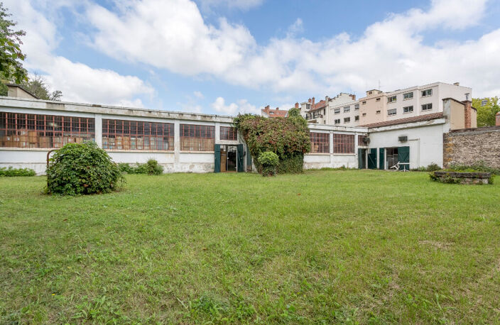 Entrepôt sur les quais de la Saône, à rénover, avec jardin privatif et grande cave — photo 3