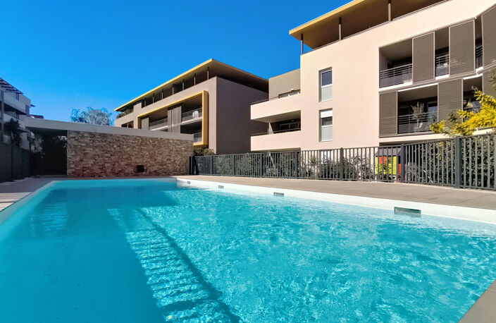 FREJUS T3 TERRASSE PISCINE GARAGE DOUBLE PARKING — photo 3