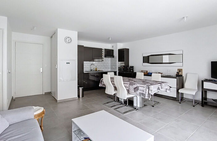 FREJUS T3 TERRASSE PISCINE GARAGE DOUBLE PARKING — photo 4