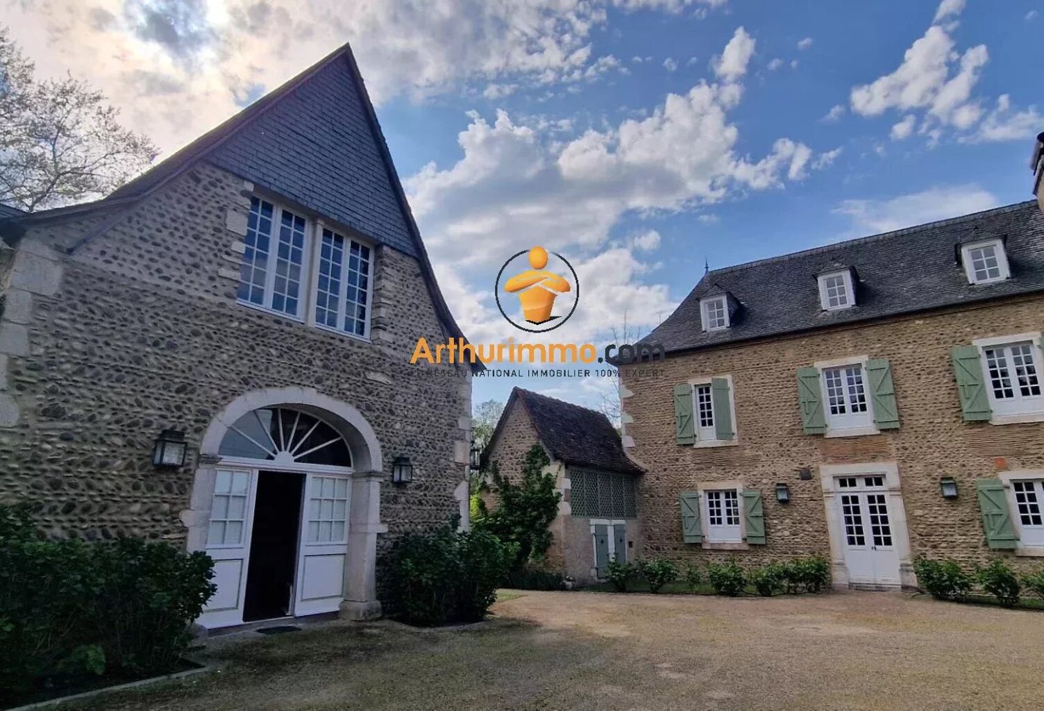 PROPRIÉTÉ AVEC PISCINE, DÉPENDANCE ET GARAGE — photo 1