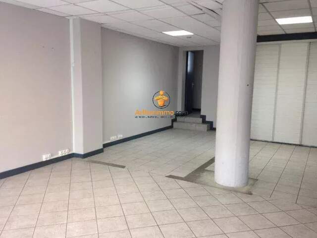 80 m², 3 vitrines, 3 bureaux : votre commerce prêt à briller à côté de la place de l’église ! e — photo du bien