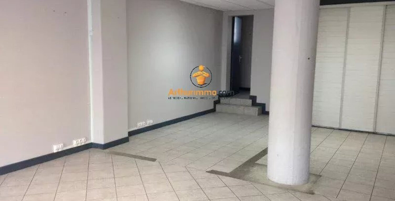 80 m², 3 vitrines, 3 bureaux : votre commerce prêt à briller à côté de la place de l’église ! e — photo 1