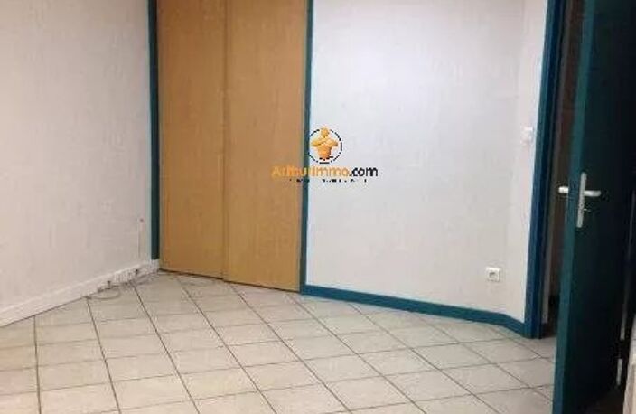 80 m², 3 vitrines, 3 bureaux : votre commerce prêt à briller à côté de la place de l’église ! e — photo 2
