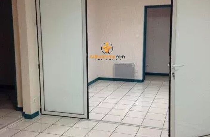 80 m², 3 vitrines, 3 bureaux : votre commerce prêt à briller à côté de la place de l’église ! e — photo 4