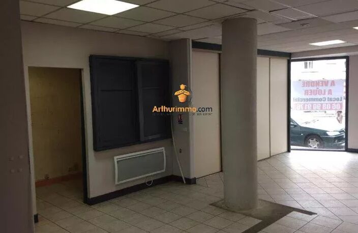 80 m², 3 vitrines, 3 bureaux : votre commerce prêt à briller à côté de la place de l’église ! e — photo 5