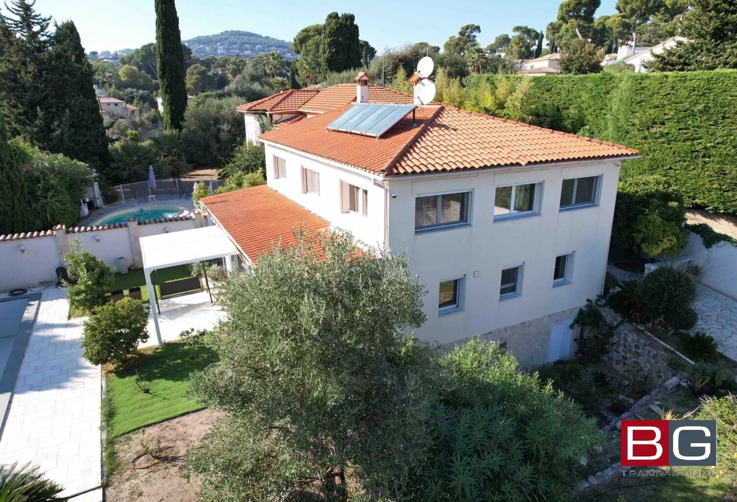 ANTIBES VILLA 6 CHAMBRES + BUREAU INDEPENDANT — photo 1
