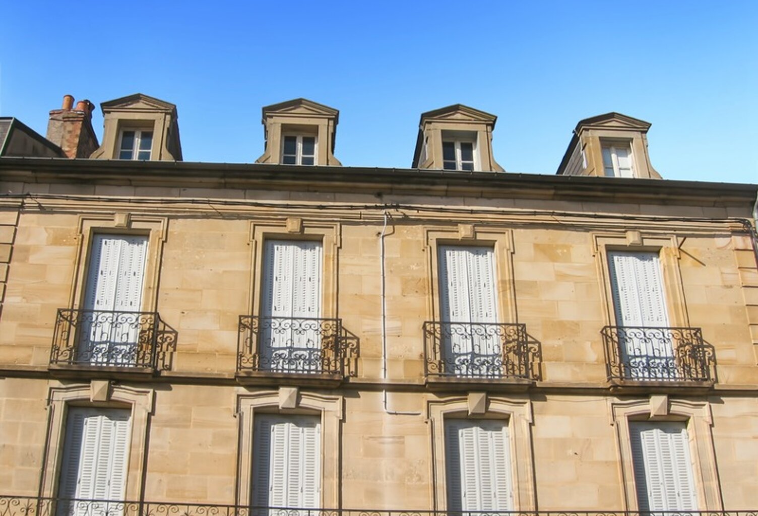 Maison à vendre à AUTUN avec studio et chambre PMR, cour, garage — photo 1