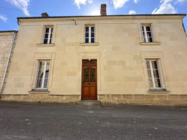 LE PUY NOTRE DAME, Maison tuffeau de 162m² avec cour, jardin clos et dépendances — photo du bien