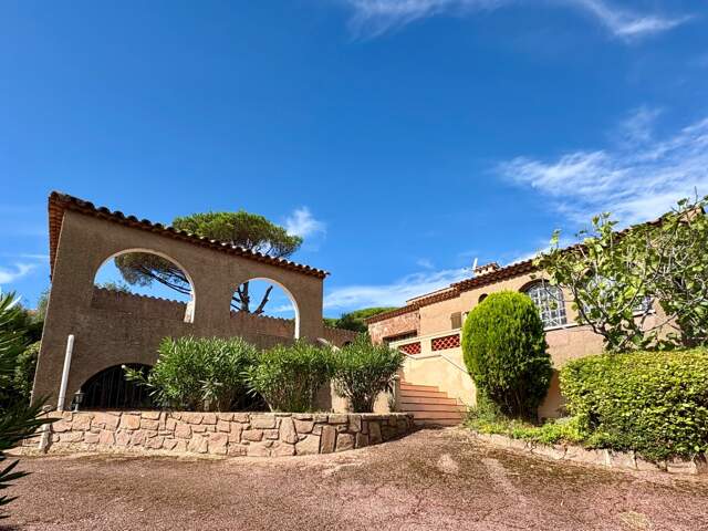 Propriété d’exception avec deux villas et piscine – Sainte-Maxime, secteur Sémaphore — photo du bien