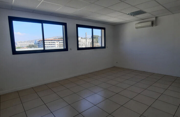 Locaux Professionnels Centre Medical Sormiou / Parking / Sal — photo 2