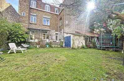 Grande maison semi-individuelle avec jardin et garage. — photo du bien