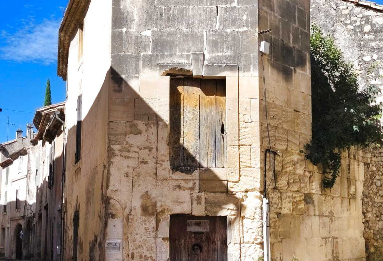 DPT BOULBON (13) MAISON DE VILLAGE AVEC COUR A RENOVER — photo 1