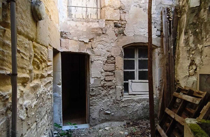 DPT BOULBON (13) MAISON DE VILLAGE AVEC COUR A RENOVER — photo 2