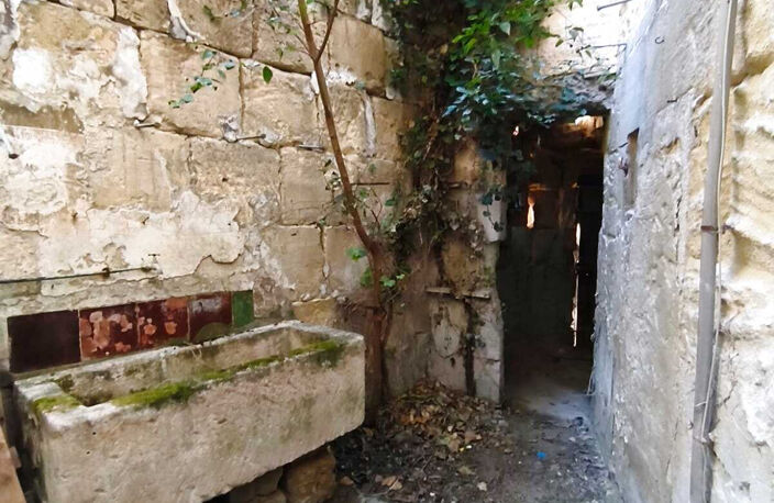 DPT BOULBON (13) MAISON DE VILLAGE AVEC COUR A RENOVER — photo 3