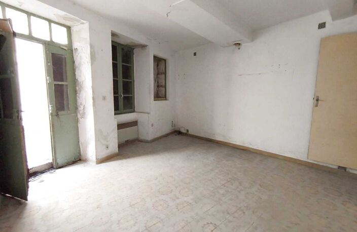 DPT BOULBON (13) MAISON DE VILLAGE AVEC COUR A RENOVER — photo 5