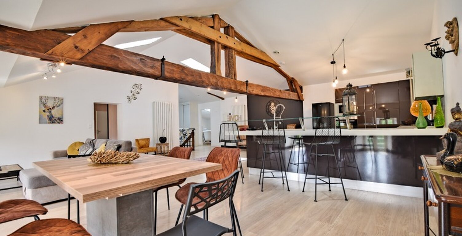 Dpt Charente Maritime (17), à vendre SAINT SAVINIEN immeuble — photo 1