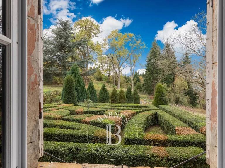 Courzieu - Château avec plusieurs dépendances sur un terrain d'environ 9 hectares- Piscine - Granges - Bergerie - Un restaurant - Une maison de gardien - Une chapelle. — photo 1