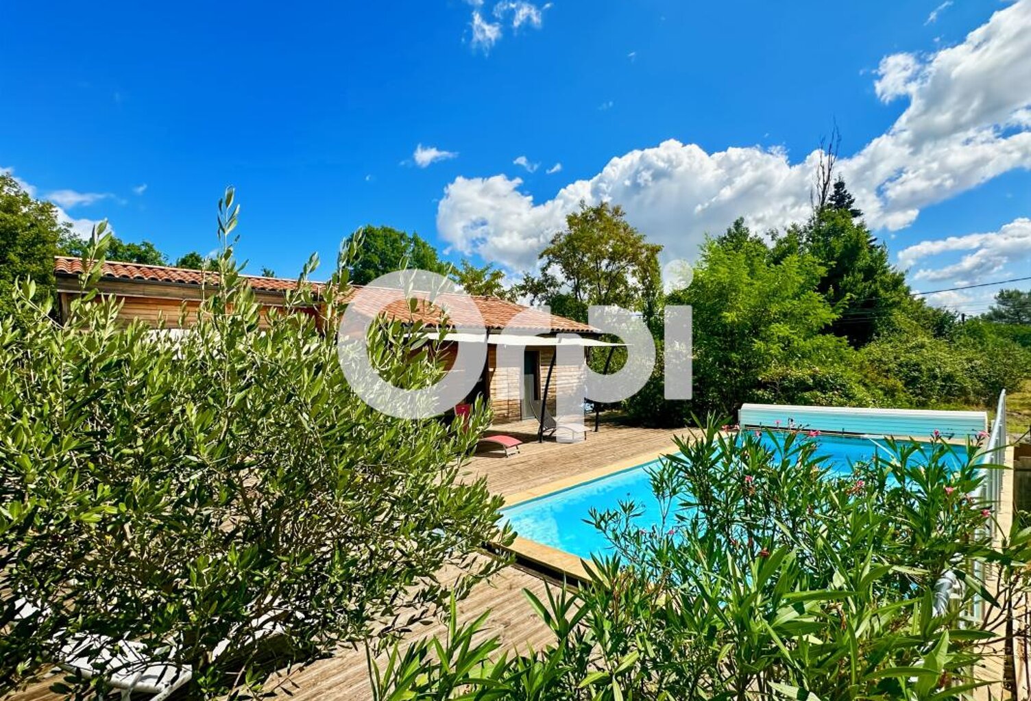 Villa en bois avec piscine — photo 1