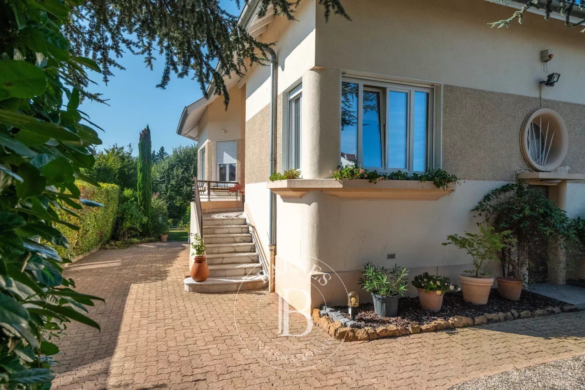 Maison F T9