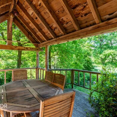 Maison 8 pièces 2500 €