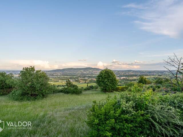 Terrain viabilisé avec vue dégagée dans un secteur privilégié — photo du bien