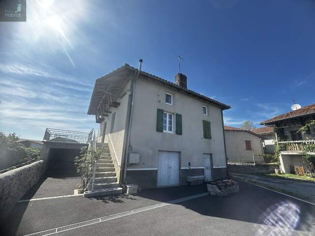 Maison en pierre, en partie rénovée, 4chambres,2 salle de bains, garage et puit  sur terrain  attenant de 5890m² — photo du bien