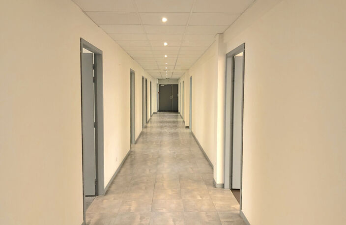 A LOUER LOCAL COMMERCIAL DE 285 M2 - SECTEUR BORDEAUX QUARTIER SAINT SEURIN ET SAINT BRIUNO — photo 2