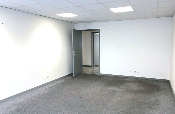 A LOUER LOCAL COMMERCIAL DE 285 M2 - SECTEUR BORDEAUX QUARTIER SAINT SEURIN ET SAINT BRIUNO — photo 4