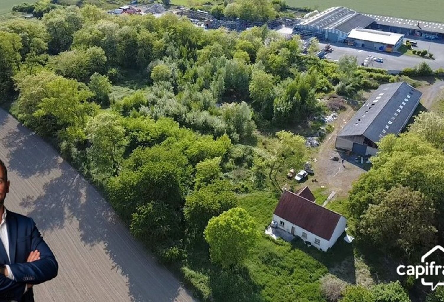 Propriété avec maison plain pied et bâtiment de 750m² sur un terrain de plus de 3 hectares — photo 1