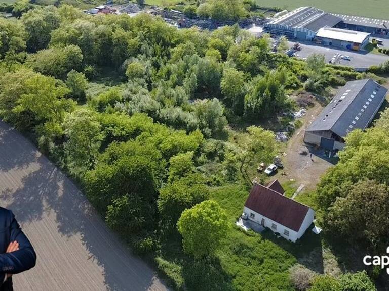 Propriété avec maison plain pied et bâtiment de 750m² sur un terrain de plus de 3 hectares — photo 1