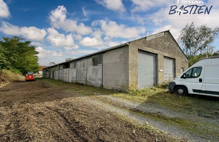 Propriété avec maison plain pied et bâtiment de 750m² sur un terrain de plus de 3 hectares — photo 2