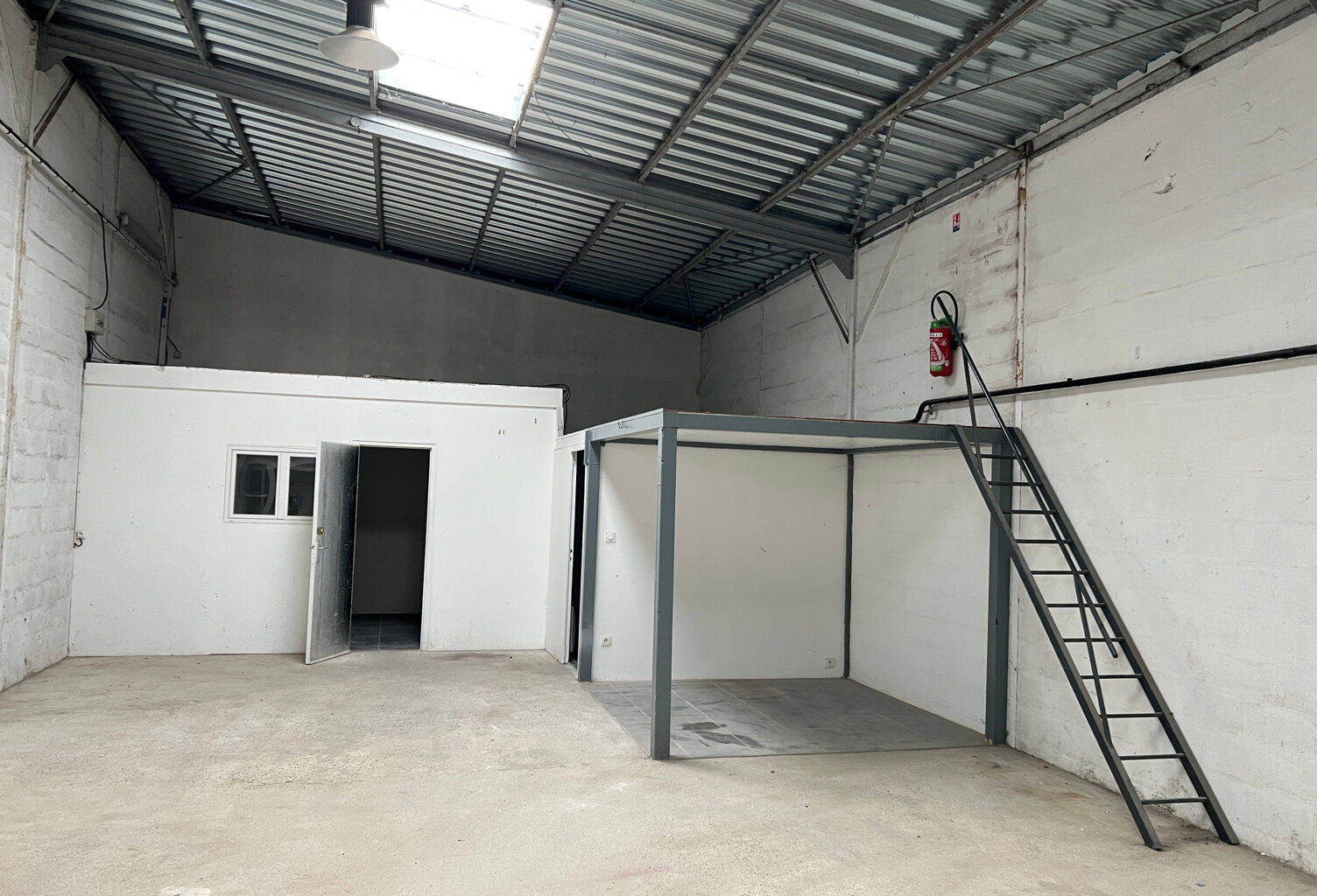 LOCAL de stockage/activité A LOUER — photo 1