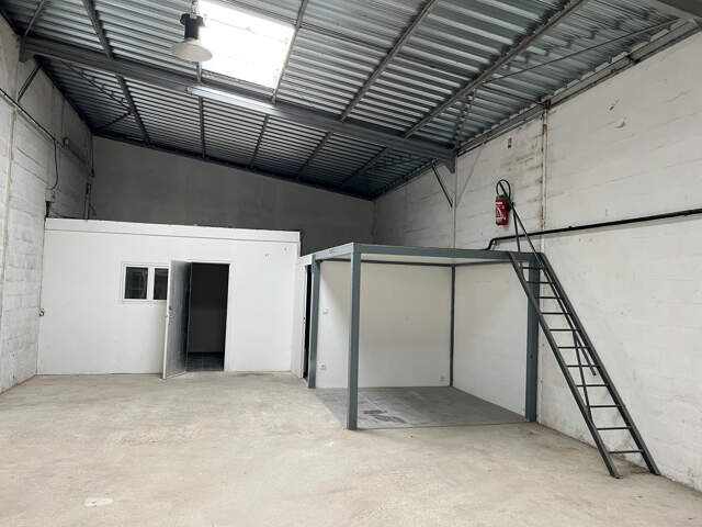 LOCAL de stockage/activité A LOUER — photo du bien